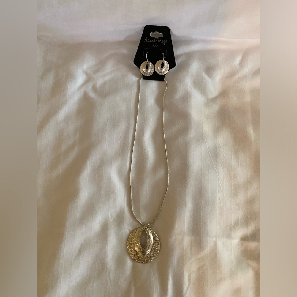 Silver tone necklace and earring set
